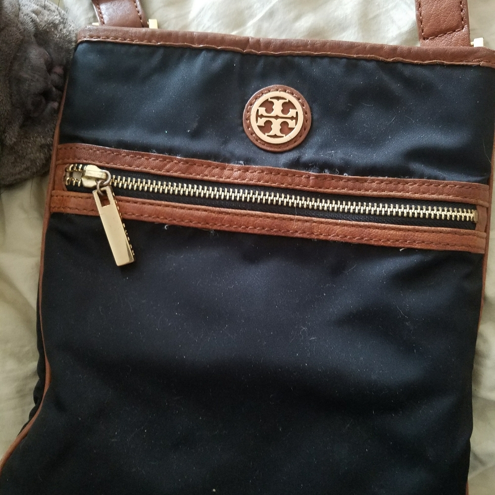 Pre loved Tory Burch cross body. The piping has on